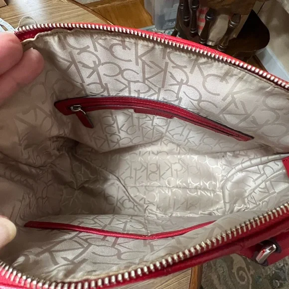 CALVIN KLEIN RED PATENT LEATHER CROSSBODY BAG W/ALL OVER CK LOGO INSIDE AND OUT - Picture 9 of 15